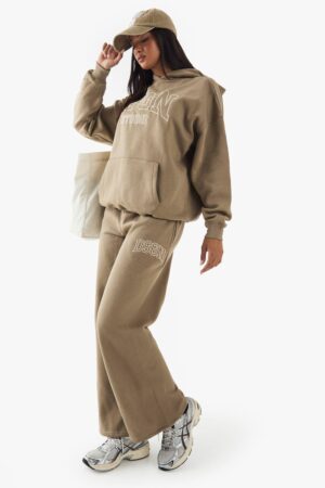 boohoo Dam DSGN Studio Collegiate broderade raka joggers | Khaki | Storlek Small