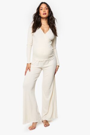 boohoo Dam Graviditetsborstad ribbad wrap-top med lettucefåll & lounge-byxset | Ecru | Storlek 44