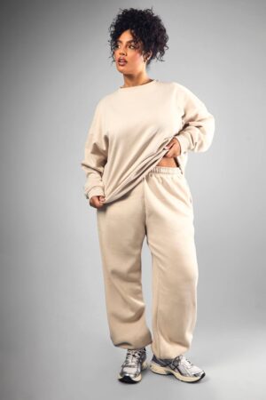 boohoo Dam Plus DSGN Studio Broderade Rundhylsade OverStorlek Joggers | Stone | Storlek 46