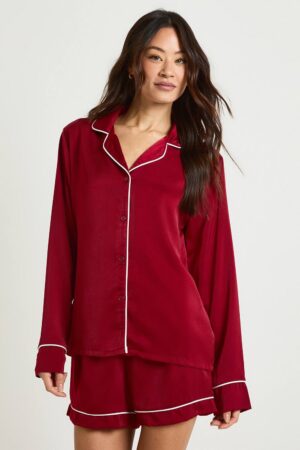 boohoo Dam Tall Satäng Pyjamas Set med Pipingdetaljer - Långärmad Skjorta & Shorts | Burgundy | Storlek 46