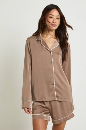boohoo Dam Tall Satäng Pyjamas Set med Pipingdetaljer - Långärmad Skjorta & Shorts | Mocha | Storlek 46