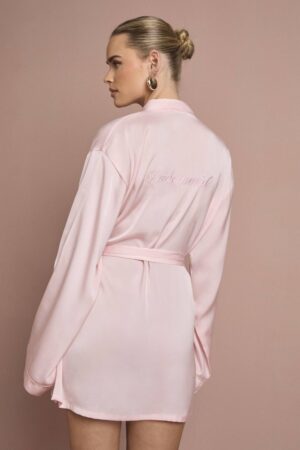 boohoo Dam Brud 'Brudtärna' Satäng Broderad Kort Morgonrock | Baby Pink | Storlek 46