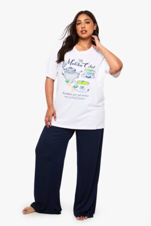 boohoo Dam Plus Matcha Club T-Shirt & Trouser PJ Set | Blue | Storlek 48