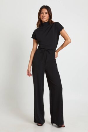 boohoo Dam Jumpsuit I Krepptyg Med Påväxt Hals Resårband I Midjan Och Vida Ben | Black | Storlek 44