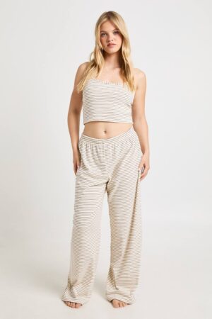 boohoo Dam Petite Soft Rib Stripe Cami & Trouser Pyjama Set | Cream | Storlek 34