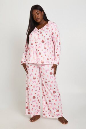 boohoo Dam Plus Cake And Bow Print Long Sleeve Shirt & Trouser Pyjama Set | Pink | Storlek 48