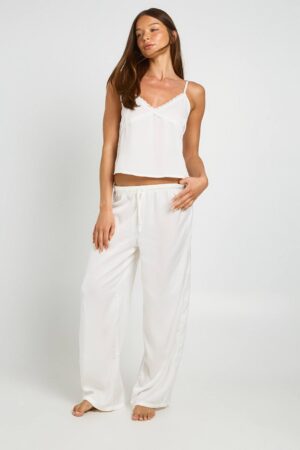 boohoo Dam Bridal Lace Detail Satin Cami & Trouser Pyjama Set | White | Storlek 44