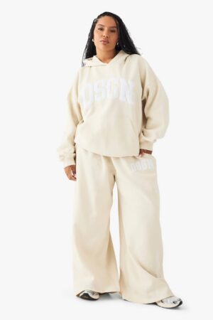 boohoo Dam Plus DSGN Studio Towelling Broderade Rakbens Joggers | Ecru | Storlek 54
