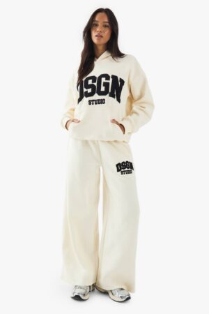 boohoo Dam DSGN Studio Towelling Applique Joggers med rak benform | Stone | Storlek XS