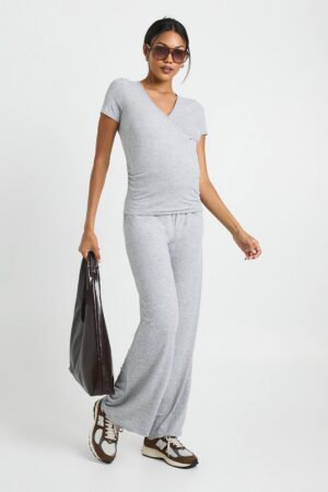 boohoo Dam Gravid mjuk ribbad wrap-överdel och byx-lounge set | Grey | Storlek 46
