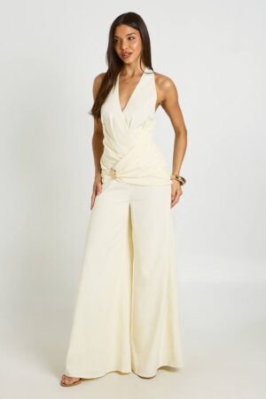 boohoo Dam Jumpsuit Med Halterneck Draperad Detalj Guldkant Och Vida Ben | Ivory | Storlek 44