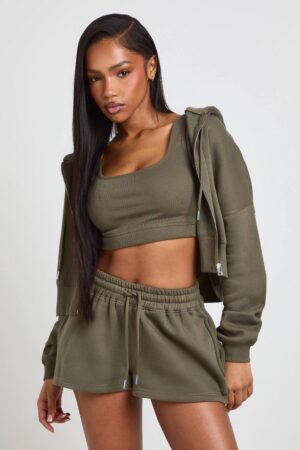 boohoo Dam Petite Träningsset I 3 Delar Med Djup Fåll, Croppad Zip-hoodie Och Shorts | Olive | Storlek Medium