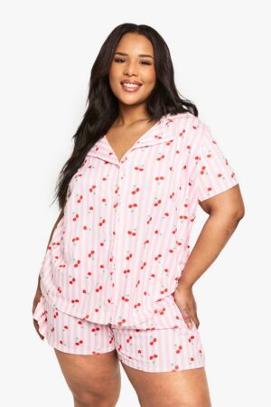boohoo Dam PLUS KÖRSBÄRSMÖNSTRAD SKJORTA OCH SHORTSSET | Rosa | Storlek 48