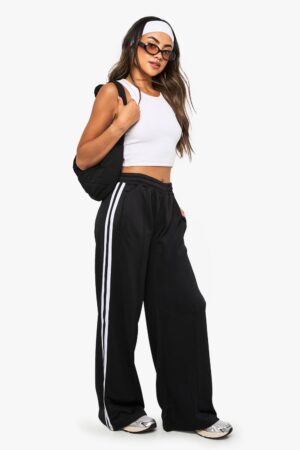 boohoo Dam Petite Tricot med sidostripesband och raka ben joggers | Svart | Storlek Medium