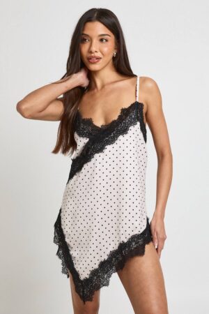 boohoo Dam Prickig Satäng Nattlinne Med Spetsdetaljer Och Asymmetrisk Fåll | Cream | Storlek 44
