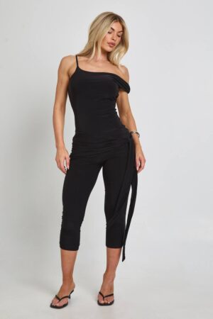 boohoo Dam Slinky Jumpsuit Med Asymmetrisk Halsringning Och Caprilängd | Black | Storlek 42