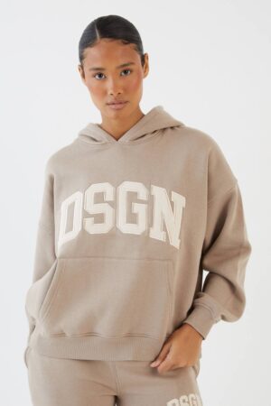 Dam Dsgn Studio OverStorlekd Hoodie Med Applikation | Mandel | Storlek Medium