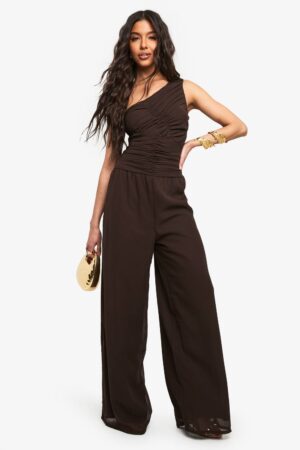 boohoo Dam Chiffon jumpsuit med en axel och rynkad design | Chocolate | Storlek 36
