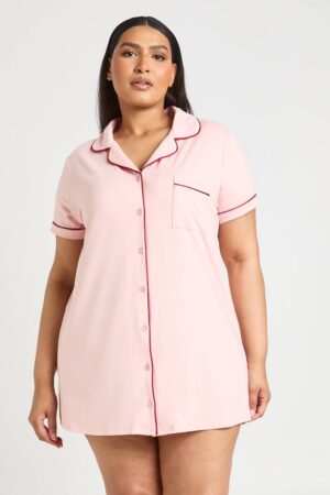 boohoo Dam Nattlinne Med Kortärm Och Pipingdetaljer I Plus Storlek | Babyrosa | Storlek 48