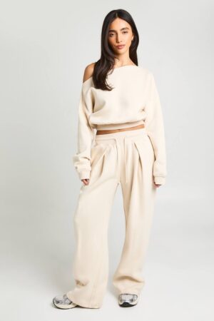 boohoo Dam Off Shoulder Sweatshirt Och Plisserade Joggers Träningsoverall | Ecru | Storlek Medium