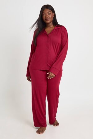 boohoo Dam Plus Pyjamasset Med Mjuk Touch-knappskjorta Och Byxor | Vinröd | Storlek 48